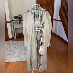 Burberry trench coat Size medium